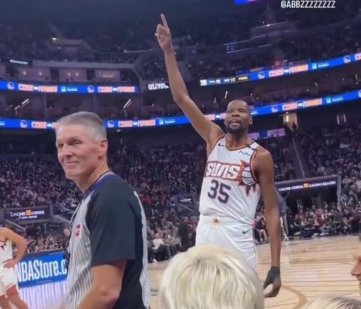  佩顿：兄弟你要上天？KD：你跟我这么大的时候已经是球队第8人了