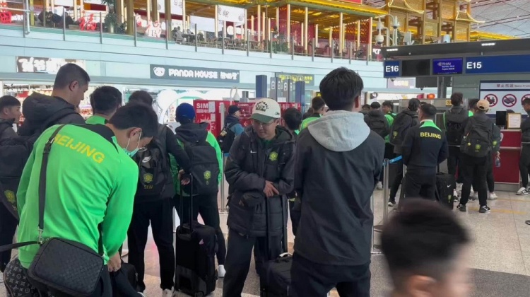  博主：昨天遭遇停飞休息一晚，国安队首都机场今日再出发