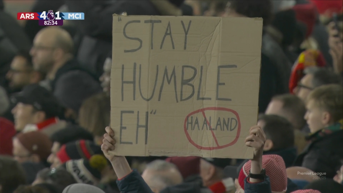  杀人诛心！看台阿森纳球迷高举标语：stay humble哈兰德
